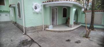Oportunidade - Nada a fazer. Ampla casa, Varanda, 4 quartos, closet, ótimo quintal (fundos e frontal), vagas de garagem para 3 carros. Oportunidade!!! - JBT66131