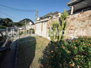 Oportunidade - Venda Casa Triplex Espaçosa com 3 Suítes - JBRB695320