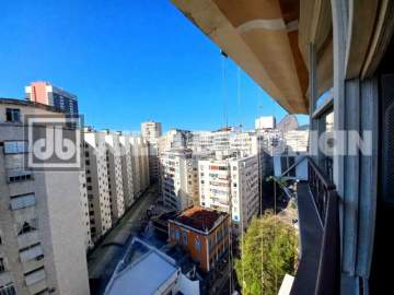 Ótima localização - Flamengo! Localizado no coração do Flamengo! Amplo apartamento, andar alto, vista livre, sol da manhã, quatro quartos, dois salões e vaga escriturada! Confira, agende sua visita! - JBF41985