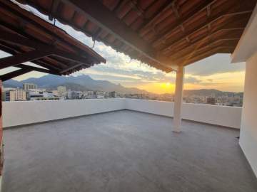 Tijuca. Excelente localização, +/- 2 minutos da Praça e Metrô Saens Pena. Ótima cobertura, 3 quartos (suíte), ótimo terraço com vista panorâmica e churrasqueira. 2 vagas de garagem escrituradas. - JBT54017