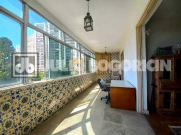 Praia do Flamengo! Apartamento amplo, frente, planta circular, jardim de inverno, salão, três quartos, sendo um suíte, dependência completa. Vaga de garagem. - JBF37607