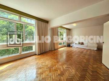Ótima localização - Av. Oswaldo Cruz, prédio de luxo, apartamento amplo, três quartos, lavabo e dependência completa. Vaga de garagem. - JBF37617