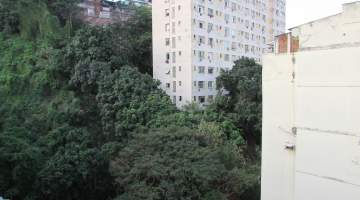 Exclusividade - Catete - Apartamento claro e ventilado - Ótimo living - Sala de Jantar - 2 Quartos com armários - 1 com split - Banheiro social reformadíssimo - Dep. completas - 72m² - Pronto para morar e ser feliz! - JBF28911