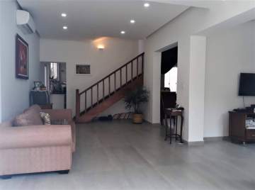 Ótima localização - Maravilhosa residência - Lindamente reformada - Living - Salão de Jogos - Copa-cozinha planejadíssima - 3 Suites - Terraço Gourmet com churrasqueira, ducha e hortinha - 189m² - Garagem - JBF61491