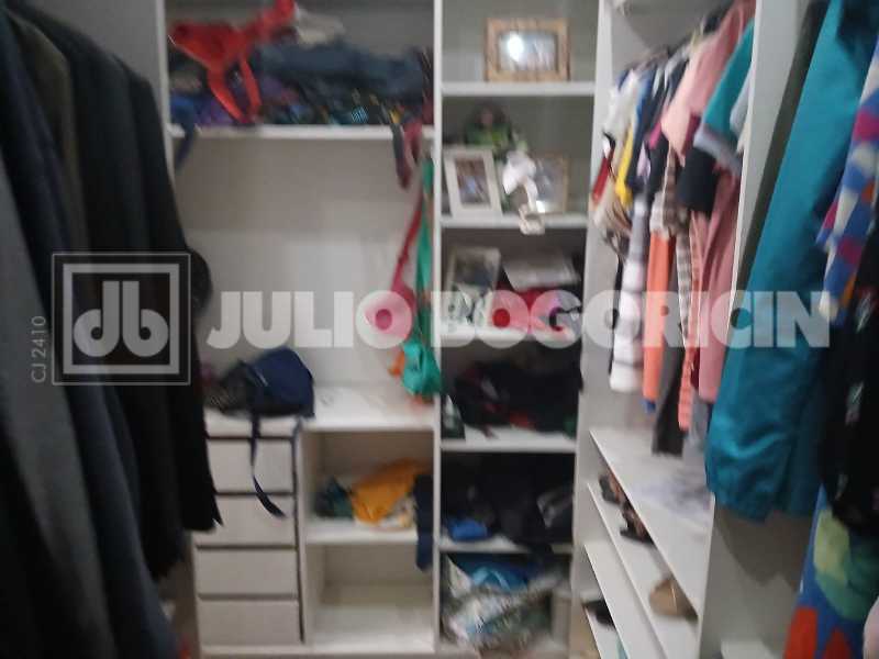 CLOSET. - 18