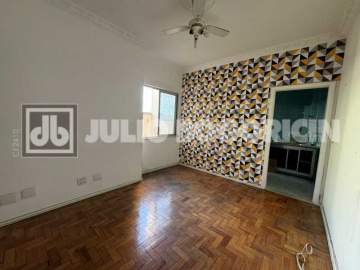 Excelente oportunidade para modernizar! Aconchegante apartamento 2 quartos com dependência, em localização privilegiada, próximo ao metrô Afonso Pena, comércio, supermercado, hortifruti - JBT206921