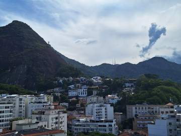Laranjeiras,apto com vista panorâmica Cristo e Montanhas,com 2 quartos,suíte,2 vagas,prédio com infra de lazer. - JBF28987