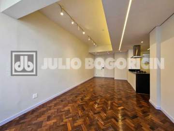 Humaitá! Apartamento fundos, silencioso, reformado, salão com cozinha integrada, três quartos, sendo um suíte, todo em piso de taco. - JBF37816