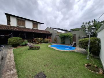 Oportunidade - Casa em Condomínio - Duplex / centro de terreno / Residencial / 3 quartos / suíte / armários / quintal / piscina / churrasqueira / vagas / varandão - JBJ601674