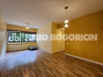 Oportunidade - Av. Oswaldo Cruz! Prédio com playground e salão de festas, apartamento silencioso, vista verde, três quartos, sendo um suíte, dependência completa. Vaga escriturada! - JBF37834