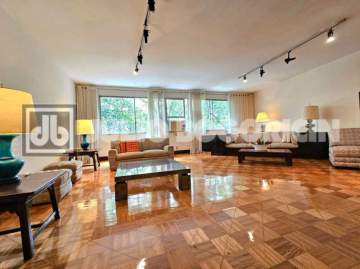 Imperdível - Laranjeiras! Rua tranquila, arborizada, junto ao Clube Fluminense, amplo apartamento, quatro quartos, sendo um suíte, lavabo e dependências completa. Duas vagas escrituradas! - JBF42051