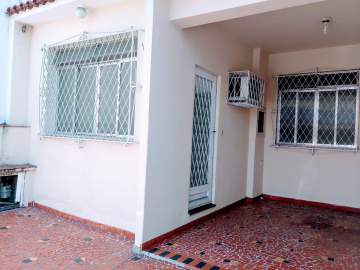 Casa de rua : Linear / Residencial / Comercial/ 3 Quartos/ Quintal/ 3 Banheiros/ 2 Vagas!!! - JBM608076