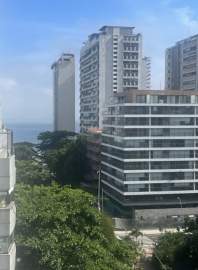 Ótima localização - Apartamento de 2 quartos a venda no Leblon, reformado, vaga e a 2 quadras da praia. - JBL200906