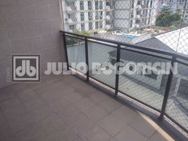 17RuaMaxwell4quartossendo1suit - 17