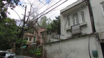Cosme Velho - Rua bucólica - Ótima casa - Living - 4 quartos - 3 Banheiros - Elevador e garagem - 292m² - Entrega imediata. - JBF61509