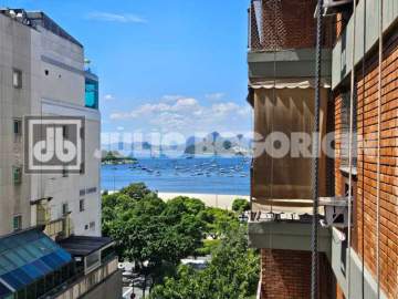 Ótima localização - Botafogo! Colado no metrô, Shopping, prédio com play e salão de festas. Apartamento em andar alto com vista lateral para Enseada, varanda, quarto e sala com dependência. Vaga escriturada! - JBF16669