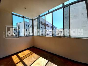 Praia de Botafogo! Prédio clássico, apartamento de fundos e silencioso, três quartos e dependência completa. - JBF37926