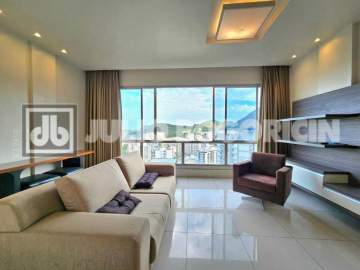 Parque Guinle! Apartamento amplo, reformado, andar alto, vista pâo de Açúcar e Cristo Redentor. Salão quatro quartos, sendo duas suítes, dependência completa. Duas vagas! - JBF42075