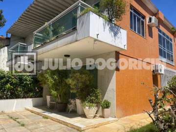 Ilha do Governador - Jardim Guanabara - VENDA - Casa Duplex - 5 quartos (3 Suítes) - Varanda - Dependências - Piscina - Churrasqueira - 3 Vagas de Garagem - Julio Bogoricin - JBI61558