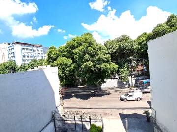 Oportunidade - JUNTO AOS MELHORES ESTABELECIMENTOS DE ENSINO DA TIJUCA!3 QUARTOS COM DEP.COMPLETA, PORT 24 HS.! ÓTIMA CONSERVAÇÃO! - JBT305183