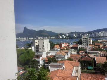 CASA NA URCA -NA SÃO SEBASTIÃO - COM VISTA ESPECTACULAR PARA A ENSEADA DE BOTAFOGO, PÃO DE AÇUCAR E CORCOVADO, COM 391 M2 DE ÁREA CONSTRUIDA E MAIS 200 M2 DE ÁREA EXTERNA COM ÀRBORES FRUTÍFERAS , GARAGEM , QUATRO QUARTOS VARANDAS - JBF61523