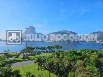 Ótima localização - Av. Rui Barbosa! Prédio recuado, com belo jardim, original três quartos, um foi aberto para ampliar a sala, todo em piso de taco, dependência completa. - JBF37928