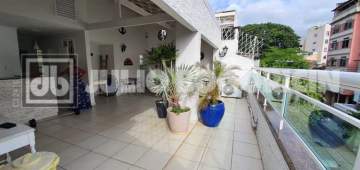 Imperdível - Casa frente de Rua com 3 pavimentos, Jardim, 4 quartos, Garagem para 3 carros, terraço Gourmet - JBT66199