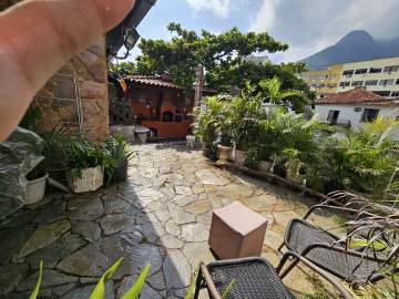 CASA LINEAR, 4 QTS, 1 SUÍTE, SOCIAL, LAVABO, COPA-COZINHA, DEPENDENCIAS COMPLETAS, 1 ESCRITÓRIO, TERRAÇÃO, CHURRASQUEIRA, 1 VAGA! - JBT66195