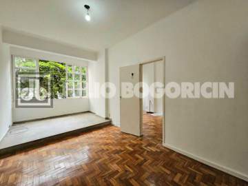 Copacabana! Apartamento silencioso, vista verde, dois quartos a dependência foi aberta para aumentar a área de serviço. - JBC29793
