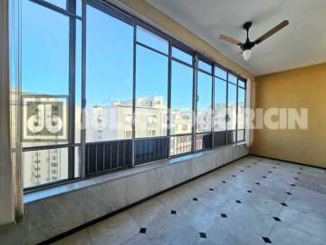 Oportunidade - Posto 6! Rua Souza Lima, apartamento em andar alto vista lateral mar, original quatro quartos, atualmente são três quartos, sendo suíte, duas vagas de garagem. - JBC48065