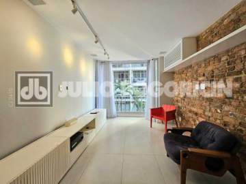 Imperdível - Copacabana! Rua Assis Brasil, apartamento todo reformado, dois quartos, suíte com armário embutido, cozinha planejada. Duas vagas de garagem. - JBC29797