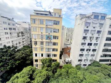 Ótima localização - POSTO 6 FRENTE ANDAR ALTO SOL MATINAL 2 QUARTOS ÁREA E DEPENDÊNCIA COMPLETA. - JBC29801
