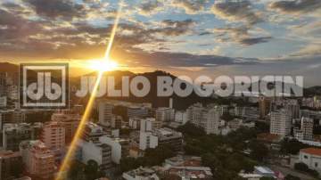 Ótima localização - Coberura desocupada, com Vista Panorâmica, Indevassada, à 450m do Metrô São Francisco Xavier, 2 vagas de garagem, Duplex, Piscina, Churrasqueira, Terraço, com 3 quartos (1 suíte). - JBT54073