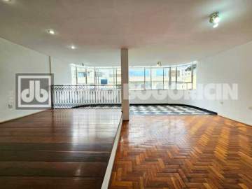 Ótima localização - Copacabana! Prédio com portaria 24horas, amplo, colado no metrô, salão, três quartos, sendo um suíte, dependência completa e vaga de garagem. - JBC304023