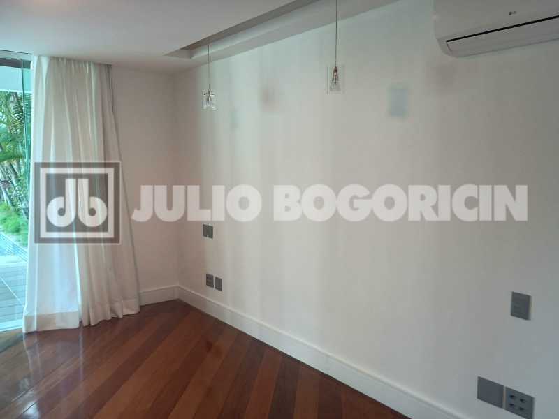 OUTRO ANGULA SUITE. - 39