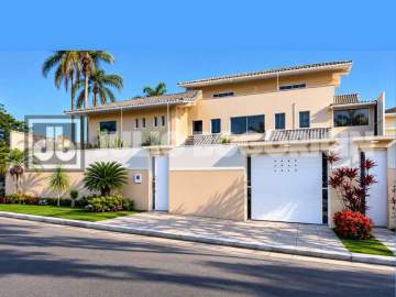 Casa à Venda na Barra da Tijuca Com 720m², 5 Quartos, 3 Suítes, Condomínio Fechado - JBBO6016