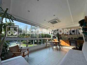 Oportunidade - Oportunidade imperdível no coração do Recreio! Apartamento espaçoso, a poucos metros da praia, com 3 quartos, sendo uma suíte, cozinha funcional, varandão arejado e área gourmet - JBRB318928