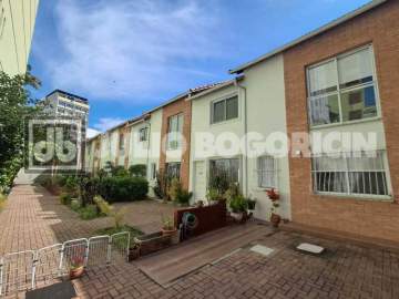 Imperdível - CASA DUPLEX ,EM UM VILA DIFERENCIADA NO BAIRRO CATETE , COM QUINTAL 1º PISO SALA AMPLA PISO FRIO , COZINHA AMERICANA ,UM AREA EXTERNA FECHADA ALÉM DO QUINTAL NA PROPRIA VILA E EM FRENTE A CASA - JBF61533