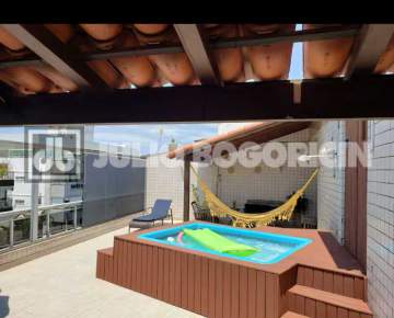 Oportunidade - COBERTURA LINEAR SALÃO EM 3 AMBIENTES, PISO EM ARDÓSIA, COM TABEIRA EM MADEIRA, LAVABO, 3 QUARTOS SENDO 1 SUITE, ARMÁRIOS, COPA COZINHA COM ARMARIOS, GRANDE ÁREA EXTERNA COM PISCINA SAUNA E CHURRASQUEIRA, 2 VAGAS DE GARAGEM. - JBRB502438