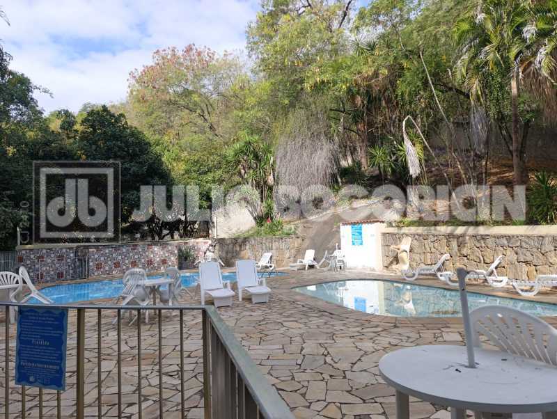 24 PISCINA. - 23
