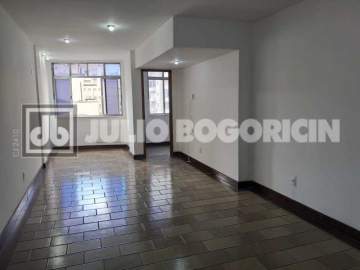 Ótima localização - Localização excelente , juntinho a tudo de bom que há no Bairro ,110metros em 03qtos banheiro social sala ampla com vista livre ,cozinha ampla tirou o quarto da dependência tendo um dispensa , banheiro e área continuam tem vaga no condomínio . - JBF38060