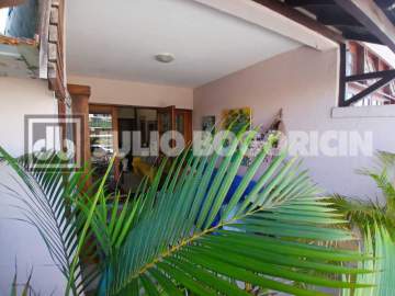 Oportunidade - COBERTURA DUPLEX 1º PISO 2 QUARTOS TRANSFORMADO EM SUITE GRANDE 2º PISO SALÃO COM BAR COZINHA COM ARMÁRIOS 1 QUARTO COM CLOSET, ÁREA DE SERVIÇO COM BANHEIRO DE EMPREGADA E TERRAÇO GRANDE COM PLANTAS E CHURRASQUEIRA, 1 VAGA LOCALIZAÇÃO IMPAR - JBB502446