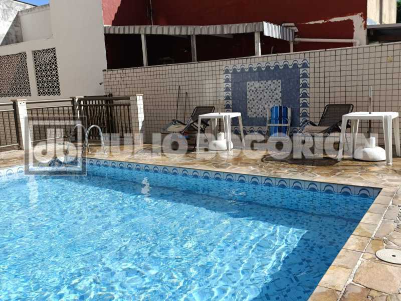 23 PISCINA. - 23