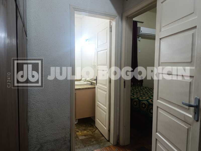 12 CLOSET SUITE. - 12