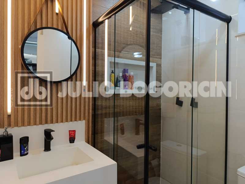 21 BAN SUITE 2. - 21