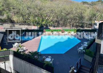 Oportunidade - Apartamento : Varanda, sala, 2 quartos com armários embutidos sendo 1 suíte, banheiro social com box blindex, cozinha com armários planejados, área de serviço e 1 vaga de garagem escriturada. - JBM223338