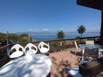 Imperdível - Excelente casa na Praia da Bica. 05 quartos, 2 suítes. Vista mar. Piscina e churrasqueira. - JBI61686