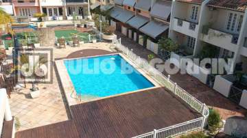 Oportunidade - CASA TRIPLEX EM CONDOMINIO COM TOTAL INFRA ESTRUTURA 3 QUARRTOS 2 SUÍTES 2 VAGAS - JBRB695520