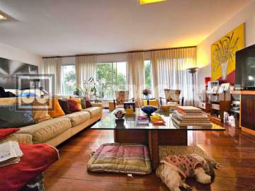 Ótima localização - Posto 6! Rua Sousa Lima, amplo apartamento, salão, original quatro quartos, atualmente são três quartos, suíte, copa cozinha. Duas vagas escrituradas. - JBC48115