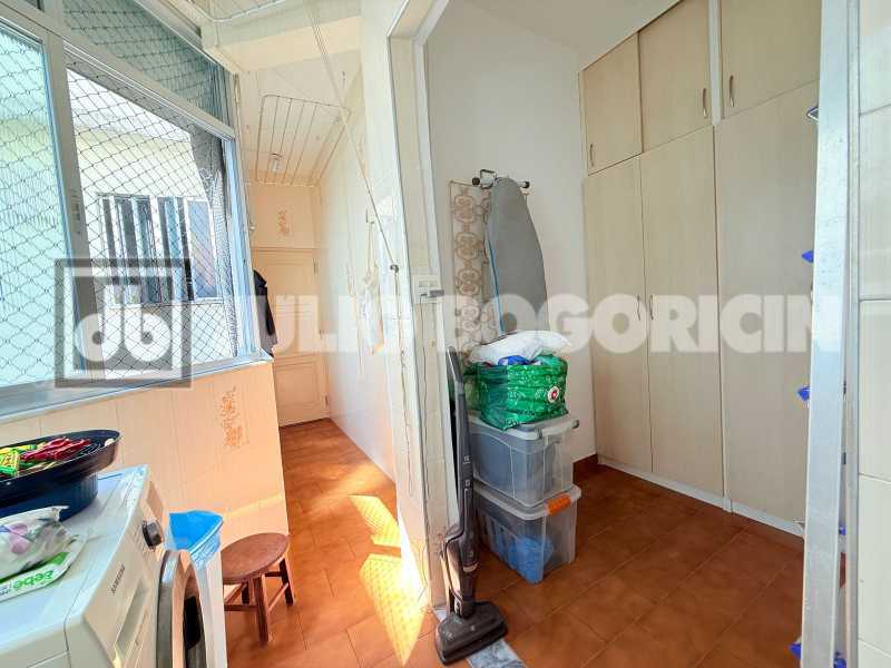 Área/ Quarto de Serviço - 38